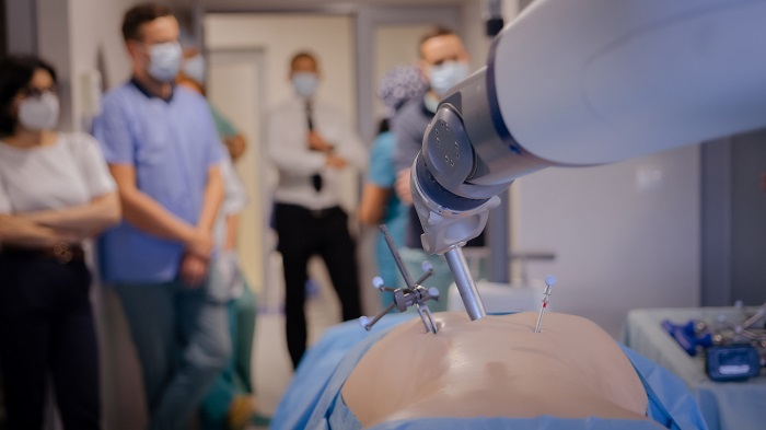 Spitalul MedLife Humanitas din Cluj a testat și se pregătește să implementeze cea mai performantă tehnologie robotică din lume folosită în chirurgia spinală