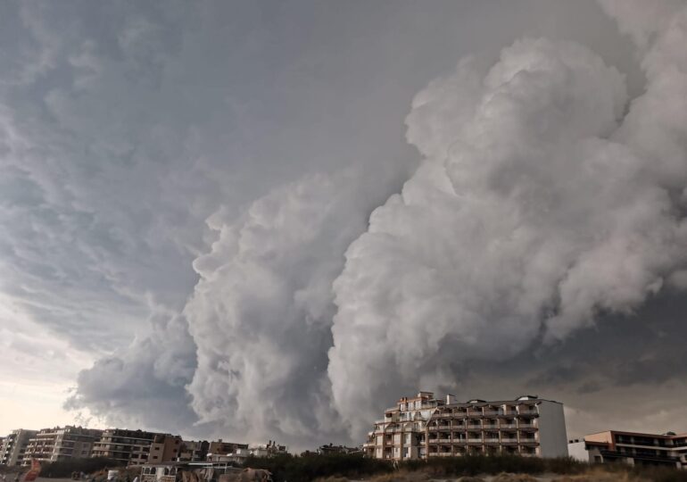 O furtună violentă a lovit stațiunea bulgară de la Marea Neagră, Pomorie (Foto&Video)