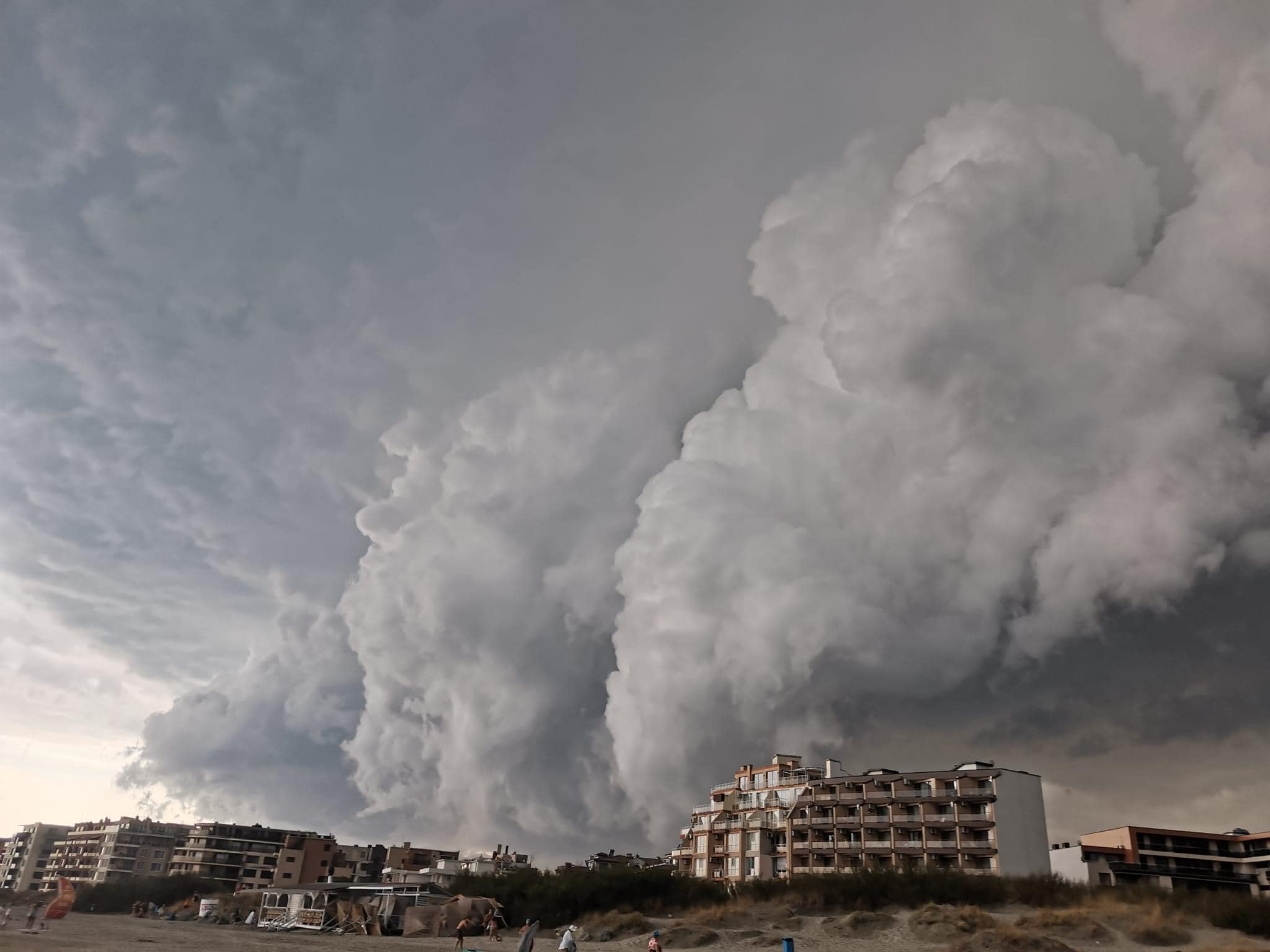 stout present Mauve O furtună violentă a lovit stațiunea bulgară de la Marea Neagră, Pomorie  (Foto&Video) - spotmedia.ro