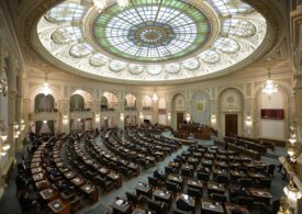 Senatul a votat majorarea salariilor demnitarilor, în ciuda deciziei CCR. Boloș îşi declară invidia pentru veniturile miniştrilor din UE