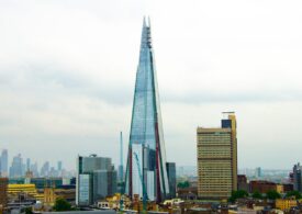 Le-a zâmbit din afara ferestrei de la etajul 40, apoi a urcat desculț pe cea mai înaltă clădire din Londra (Foto & Video)