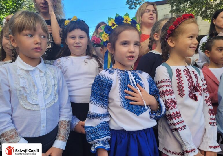 Cu mâna pe inimă, copiii ucraineni au ascultat imnul, în curtea școlii din București unde vor face ore