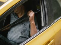 Șoferii prinși fără centura de siguranță au fost invitați într-un simulator să simtă efectele unui impact frontal