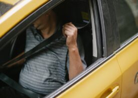 Șoferii prinși fără centura de siguranță au fost invitați într-un simulator să simtă efectele unui impact frontal