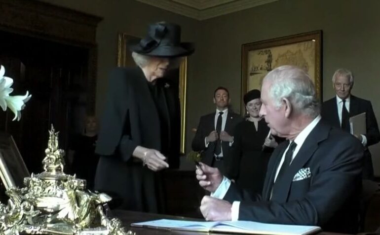 Momentul în care regele Charles s-a supărat pe ... un stilou: Mă enervează la culme! (Video)