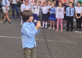 Un copil ucrainean cântă o melodie despre steag (Video)
