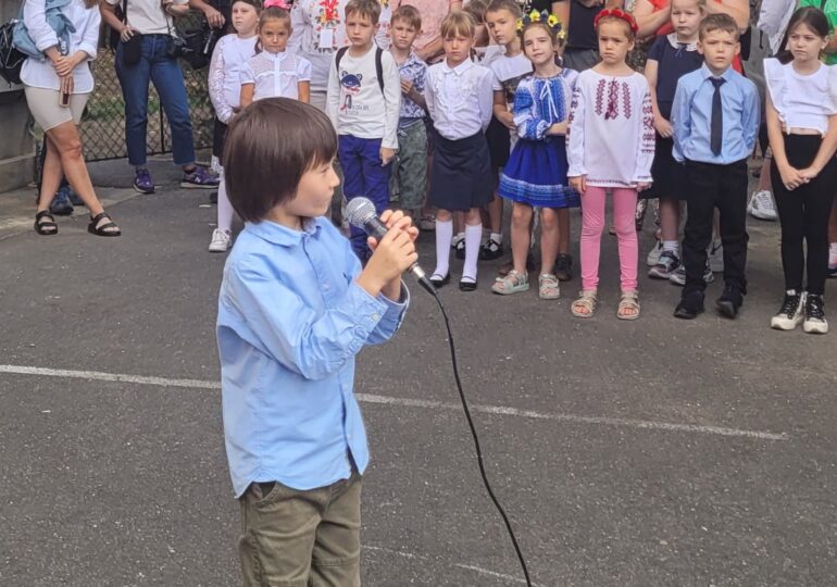 Un copil ucrainean cântă o melodie despre steag (Video)