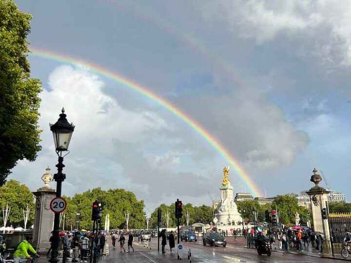 Un curcubeu dublu a apărut deasupra Palatului Buckingham, când s-a anunțat moartea reginei Elisabeta (Foto & Video)