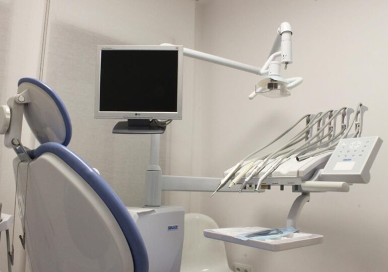 Un dentist a ajuns la închisoare, după ce a mutilat intenționat mii de pacienți
