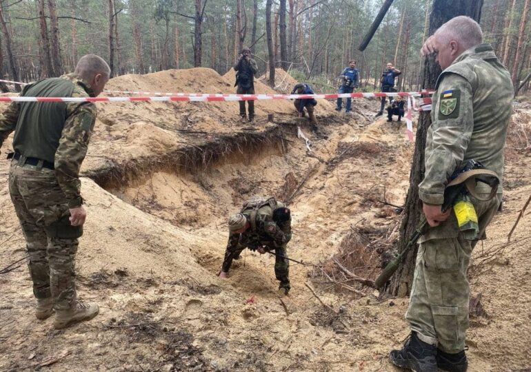 O pădure ascunde 440 de cadavre în Ucraina eliberată. Zelenski cheamă presa să arate urmele morţii lăsate de ruşi