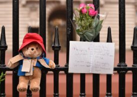 Britanicii sunt rugaţi să n-aducă ursuleţi sau baloane în semn de omagiu. Oamenii au adus inclusiv sendvişuri cu marmeladă - care e semnificația