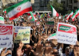 În contextul revoltelor sângeroase, SUA ridică unele sancţiuni comerciale impuse Iranului