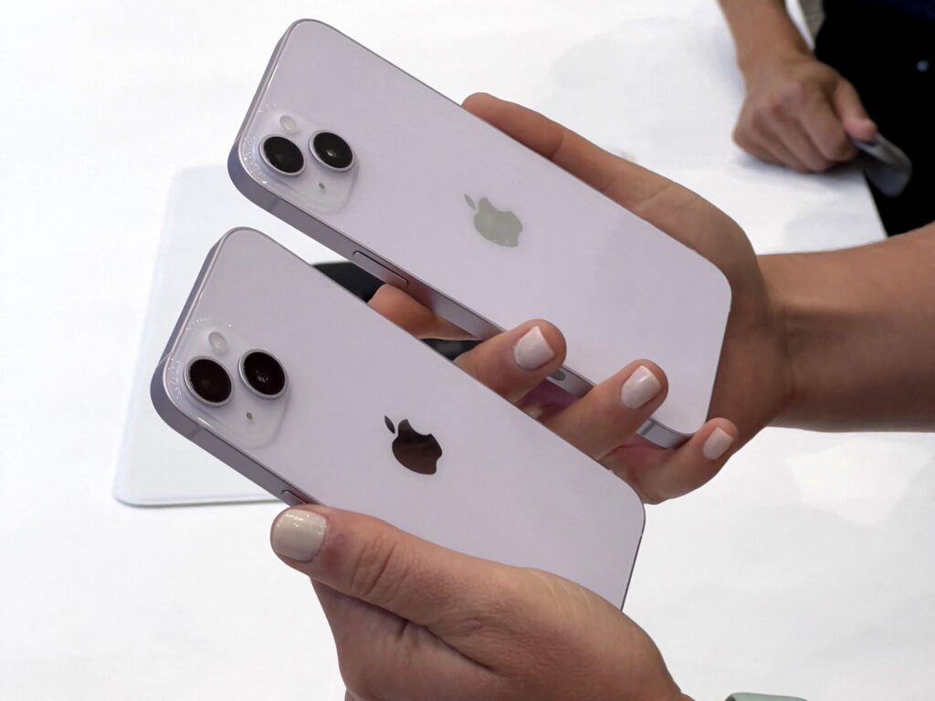 Apple va depăși Samsung la livrările de smartphone-uri, pentru prima dată în 14 ani