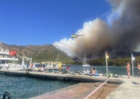 Incendiu uriaș într-o stațiune populară din Turcia. 2 morți după ce un elicopter s-a prăbușit în timpul intervenției (Foto & Video)