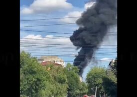 Incendiu puternic la acoperișul unui bloc din Timișoara. A fost emis mesaj RO-Alert (Video)