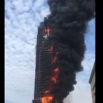 Incendiu uriaș la un zgârie-nori din China. Zeci de etaje sunt în flăcări (Video)