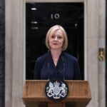 Liz Truss a ținut primul discurs ca premier. A promis că scoate ţara din furtună, în timp ce protestatarii cântau „O lume nebună” (Video)