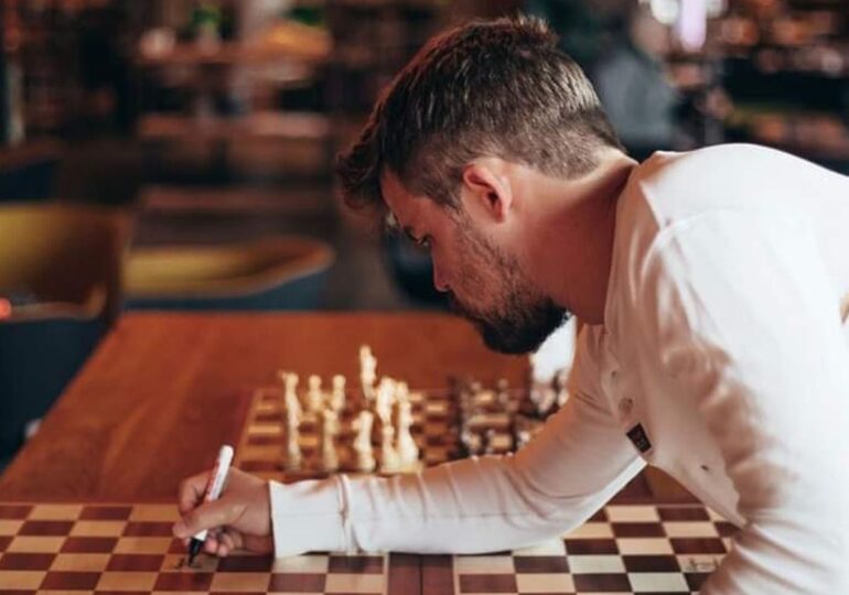 Scandal la nivel înalt în șah: Magnus Carlsen îl acuză pe Hans Niemann că a trișat