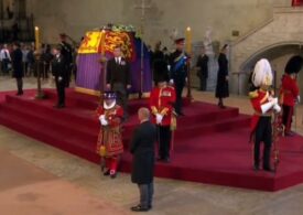 Ritualul executat de nepoți la catafalcul reginei Elisabeta a II-a (Video)