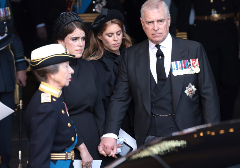 Prințul Andrew îi aduce un omagiu reginei: Mami, Mamă, Majestate
