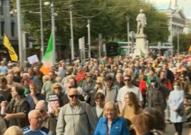Mii de oameni au ieșit în stradă la Dublin: Costul vieții este al naibii de mare!