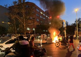 Revoltă sângeroasă în Iran: Femeile îşi ard vălul islamic pe străzi, poliţiştii au deschis focul asupra protestatarilor