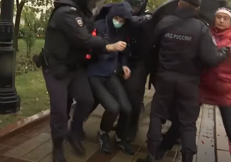 Sute de persoane au fost reținute la protestele „femeilor în negru” care au avut loc azi în Rusia (Video)