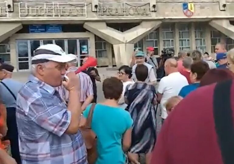 Protest în centrul Ploieștiului. Oamenii au strigat „Vreau să mă spăl!” (Video)