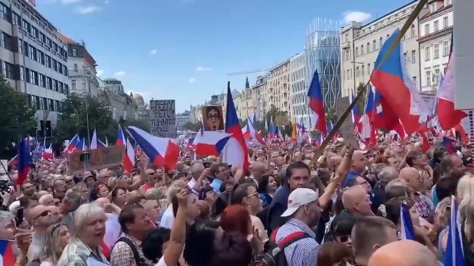 Protest masiv la Praga față de creșterea prețurilor, UE și NATO. Premierul spune că sunt forțe pro-ruse (Video)