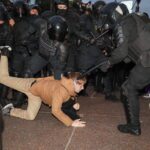 Rușii au ieșit în stradă: „Nu vreau să mor pentru Putin!” Peste 1.000 de oameni au fost reținuți, protestatarii sunt loviți cu bastoane (Foto & Video)