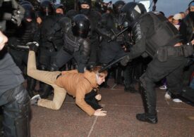Rușii au ieșit în stradă: „Nu vreau să mor pentru Putin!” Peste 1.000 de oameni au fost reținuți, protestatarii sunt loviți cu bastoane (Foto & Video)