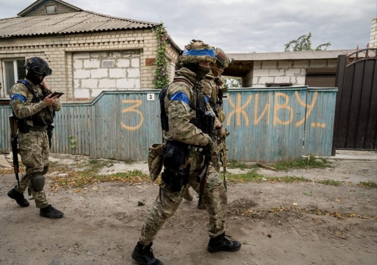 Ziua 243 de război: Ucrainenii spun că i-au alungat pe ruși din alte 4 sate, Macron crede că există o șansă pentru pace