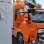 Un TIR a rămas blocat în Pasajul Unirii. E al treilea incident de când Băluţă a deschis circulaţia. De ce a fost coborât plafonul și ce efect are asupra traficului