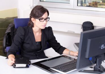 Cum să pui întrebări despre bani unui chatbot. Cinci reguli care îți pot reduce riscurile