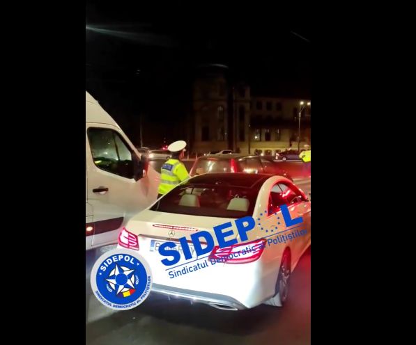 Scenă incredibilă în Bucureşti: Un şofer era să spulbere pietonii, după ce scapă din încercuirea poliţiei (Video) <span style="color:#990000;font-size:100%;">UPDATE</span> S-a aflat cine e și a fost reținut