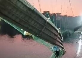 Cel puțin 78 de persoane au murit după ce un pod cu 400 de oameni pe el s-a prăbușit în India - podul de aproape 150 de ani tocmai fusese renovat (Video)