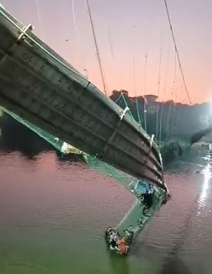 Cel puțin 78 de persoane au murit după ce un pod cu 400 de oameni pe el s-a prăbușit în India - podul de aproape 150 de ani tocmai fusese renovat (Video)