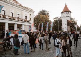 Astra Film Festival 2022, debut spectaculos Publicul care a umplut duminică seara Sala Thalia a aplaudat minute în șir filmul „Pocalul. Despre fii și fiice”