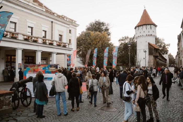 Astra Film Festival 2022, debut spectaculos Publicul care a umplut duminică seara Sala Thalia a aplaudat minute în șir filmul „Pocalul. Despre fii și fiice”