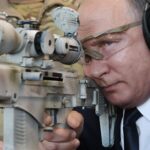 Putin face o demonstraţie de forţă şi trage cu pușca cu lunetă (Video)