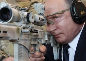 Putin face o demonstraţie de forţă şi trage cu pușca cu lunetă (Video)