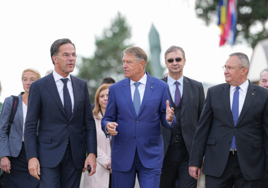 Mai e Iohannis în vreo cursă pentru NATO? Ce înseamnă jocul pentru compensații și cât e în numele României <span style="color:#990000;">Interviu</span>