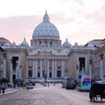 Un turist a spart două sculpturi antice de la Vatican, enervat că nu-l poate vedea pe papa Francisc (Foto)