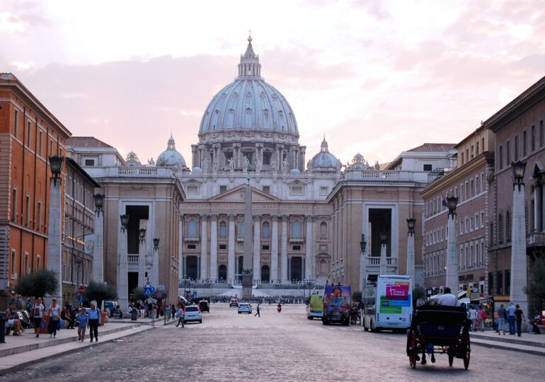 Un turist a spart două sculpturi antice de la Vatican, enervat că nu-l poate vedea pe papa Francisc (Foto)