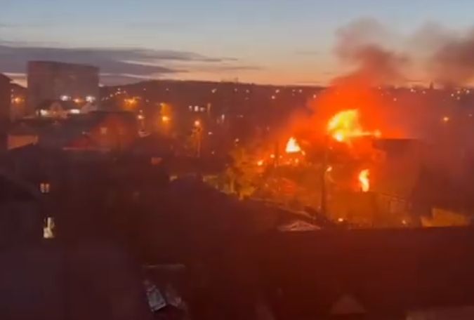 Un avion militar rus s-a prăbușit peste o casă din Siberia (Video)