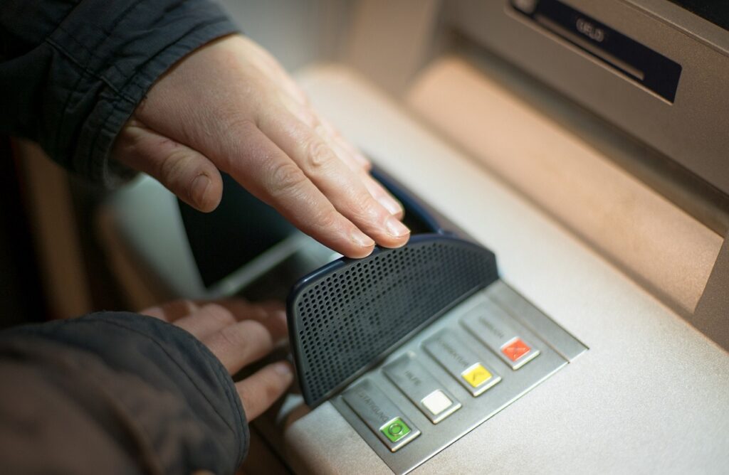 Se schimbă regulile la bancomate. BNR și Guvernul susțin retragerile de sume personalizate de la orice ATM
