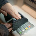 Percheziții la hoții din bancomate: Banii erau furaţi graţie unor dispozitive cu unde radio