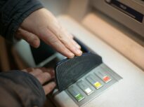 Se schimbă regulile la bancomate. BNR și Guvernul susțin retragerile de sume personalizate de la orice ATM