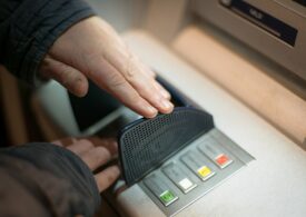 Percheziții la hoții din bancomate: Banii erau furaţi graţie unor dispozitive cu unde radio