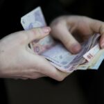 Boloş anunţă ajutor de 4.000 de lei de la stat pentru familiile sărace. Dacă au mulţi copii, pot lua chiar 8.000 de lei